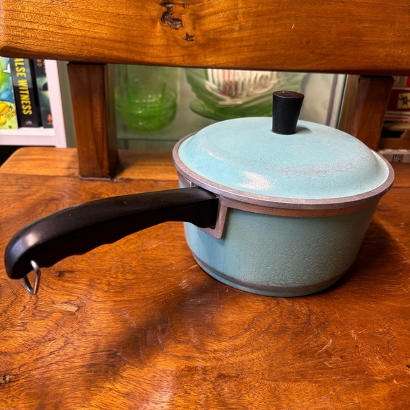 Set of 2 vintage torquoise/ teal Club cast aluminum cookware - Picture 2 of 15